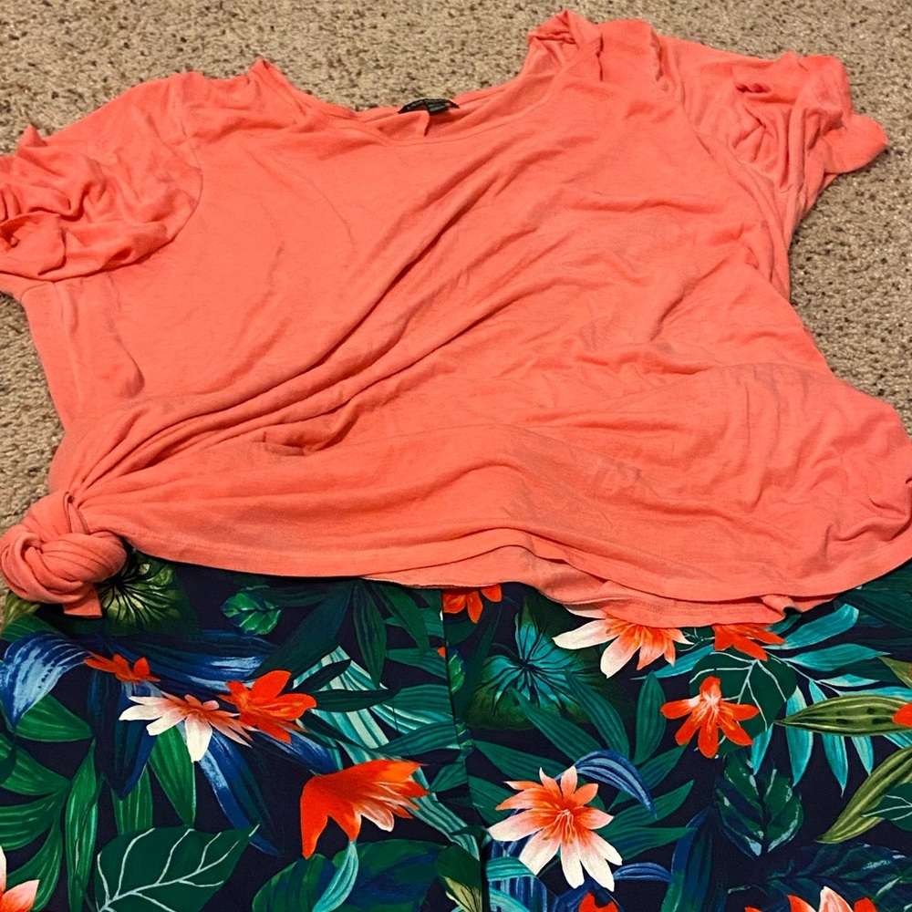 ☀️Coral shirts and summer just GO together!